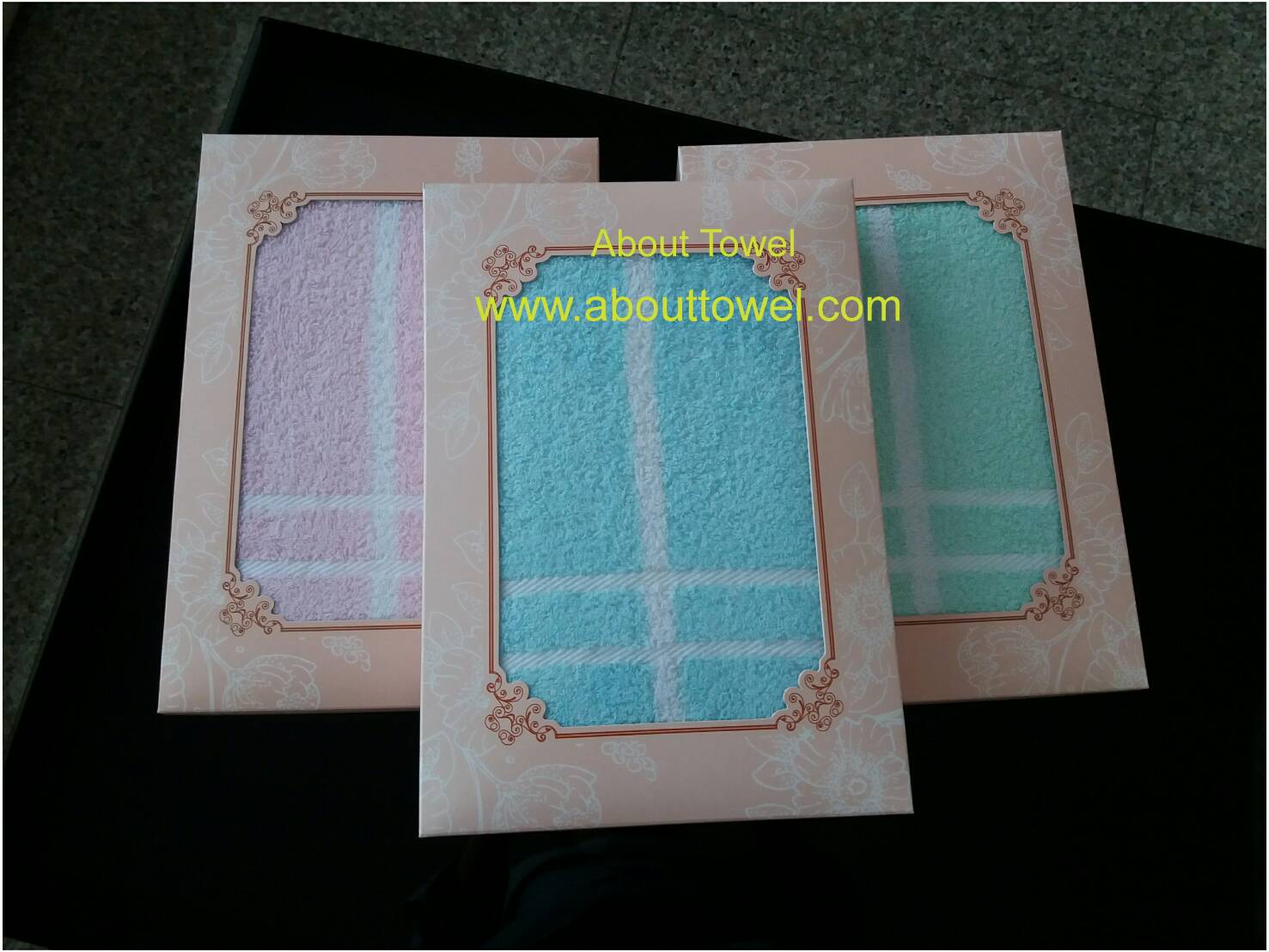 เซ็ตผ้าเช็ดตัวลายทางในกล่องสีชมพู