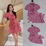 set 2 ชิ้นน่ารักมากๆๆ คิ้วๆ เสื้อลายสก๊อตมีแดง ด้านหน้าเป็นโบว์ผูก แต่งระบาย แมท์กับกระโปรงเนื้อผ้าและลายเดียวกันมีซับในกางเกง เพิ่มความน่ารักด้วยโบส์ด้านข้าง ใส่สบาย : สินค้าคุณภาพ (พร้อมส่ง)