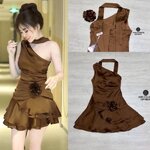 เดรสสั้นไหล่เดียว แต่งจับจีบช่วงแขนและตัว ชายกระโปรงแต่งระบาย บานออก พริ้วๆ อกเสริมฟองน้ำ ดีเทลแต่งสายโชคเกอร์เหย็บติดมากับชุด ใส่สบาย : สินค้าคุณภาพ (พร้อมส่ง)