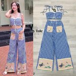 Set สก็อตน้ำเงินปักผีเสื้อ สายเดี่ยวผูกไหล่เชือกสานด้านหน้าแต่งเป็นโบว์ แมตกางเกงขายาวกระบอกใหญ่ แต่งกระเป๋าและปลายขอบสีครีม ปักดอกไม้ผีเสื้อ และผึ้งน้อย ใส่สบาย : สินค้าคุณภาพ (พร้อมส่ง)