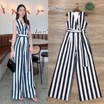 จั้มสูทกางเกง สีทูโทน ทรงคอวี ช่วงหน้าอก กระดุมซ้อนกันโป้นะคะ ขากางเกงทรงปล่อย สินค้าคุณภาพ (พร้อมส่ง)