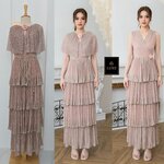 แม็กซี่เดรสคอวีป้ายแขนกุด มาพร้อม เสื้อคลุมติดกระดุมเปิดได้ กระโปรงบานจีบรูด ระบาย4ชั้น มาพร้อมโบว์สำหรับผูกเอว ทำจาก ผ้าราเม่ผสมดิ้นเมทัลลิค เนื้อนุ่มยืดหยุ่น มีซิป ซ่อนและซับในเต็มตัว ใส่สบาย : สินค้าคุณภาพ (พร้อมส่ง)