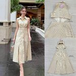 เดรสแขนกุดคอปกกระดุมหน้าผ้าลายทาง น่ารักสไตล์คุณหนู ดีไซน์เว้าเอวสองข้าง ช่วงกระโปรงผ่าหน้าแต่งกระดุมโลหะเพิ่มความเก๋ ใส่สบาย : สินค้าคุณภาพ (พร้อมส่ง)