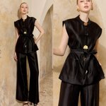 เซตผ้าไหมญี่ปุ่นแต่งกระดุมสุดเก๋ เนื้อผ้าเกรดเอ ผ้านุ่มใส่สบายมาก ตัวเสื้อเป็นทรงกึ่งเข้ารูป มีเชือกผูกเอวช่วยทำให้ดูเข้ารูปมากขึ้น แต่งด้วยกระดุมดอกไม้น่ารัก มาคู่กับกางเกงทรงขาบาน ใส่สบาย : สินค้าคุณภาพ (พร้อมส่ง)