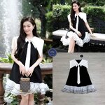 เดรสสั้น แขนกุด ทรงโอเวอร์ไซด์ นิดๆ ดีไซน์แต่งปกใหญ่ คลุมหัวไหล่ สองชั้น มาพร้อมเน็คไทสีขาว ใส่สบาย : สินค้าคุณภาพ (พร้อมส่ง)