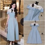 เดรสยาว คอตั้งแขนกุด ดีเทลช่วงอกแต่งผ้าลูกไม้สีขาวซีทรูคลุมไหล่ ตัวกระโปรงแต่งจับจีบคลายๆ มีกระเป๋าทั้ง 2 ใช้งานได้จริง มีชับใน +เข็มกลัดริบบิ้นโบสีดำติดมุข ใส่สบาย : สินค้าคุณภาพ (พร้อมส่ง)