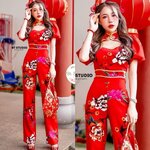 ชุดจั้มสูทขายาวแขนสั้นช่วงคอแต่ง กระดุมจีน แต่งเว้าช่วงเนินอกเล็กน้อย งานพิมพ์ ลายดอกไม้แต่งตัดพื้นสีแดงแต่งด้วยขอบรอบ คอและเอว งานสวย สินค้าคุณภาพ (พร้อมส่ง)