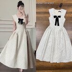 เดรสตัวยาวลายจุดน่ารักมากๆคะ ช่วงนี้กำลังฮ๊อต ดีเทลแต่งระบายรอบปกคอเสื้อ ช่วงสะโพกดีไซน์เก๋ ซับในอย่างดีทั้งตัว ซิปหลัง **เนื้อผ้าหนานุ่ม +++ มาพร้อมเข็มกลัดโบว์กำมะหยี่สีดำ ใส่สบาย : สินค้าคุณภาพ (พร้อมส่ง)