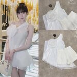 เซ็ตเสื้อไหล่เดียวสีขาวมาคู่กับกางเกงขาสั้น แต่งเข็มกลัดดอกไม้ใหญ่ เรียบ หรู ใส่สบาย : สินค้าคุณภาพ (พร้อมส่ง)