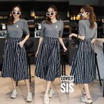 Set 2 pcs เสื้อคอกลมแขนสั้น ผ้า knit เนื้อนิ่มมีเข็มกลัดแกถอดได้ มาพร้อมกระโปรงพิมพ์ลายดอก เอว สม็อคหลังแต่งซิปข้าง ใส่เข้าเซ็ตออก มาน่ารักมากค่า : สินค้าคุณภาพ (พร้อมส่ง)