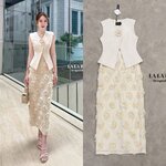 เขต เสื้อกักแขนกุดกระดุมเฉียงผ่าหน้าเข้ารูปเข้าทรงมาพร้อมเข็มกลัดดอกไม้ติดช่วงอกตัดเย็บด้วยผ้าสูทอัดกาวอย่างดีมีน้ำหนักใส่คู่กระโปรงยาวทรงสอบผ่าหลัง ใส่สบาย : สินค้าคุณภาพ (พร้อมส่ง)