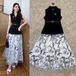 เซ็ตเสื้อคอปกแขนกุดผ้าสูทสีดำมาคู่กับกระโปรงกราฟฟิกสีครีมคลุมผ้าตาข่าย พร้อมเข็ดขำเข้าเซ็ต ใส่สบาย : สินค้าคุณภาพ (พร้อมส่ง)