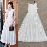 เดรสแขนกุดตัวยาวสีขาวช่วงกระโปรงผ้าตาข่ายสีขาวฟูฟ่อง ปักดอก 3D ใส่แล้วโลกสดใสมาก ใส่สบาย : สินค้าคุณภาพ (พร้อมส่ง)