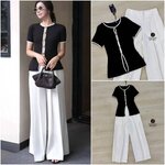 เขต2ชิ้น เสื้อแขนสั้นสีดำคอกลมแต่งกุ้นขอบคอ แขน และช่วงด้านหน้าของเสื้อ แต่งอ่ะไหล่สีทองด้านหน้าดีเทลเว้าอกดูเซ็กซี่สุดๆๆ ใส่แมทซ์กับกางเกงทรงขาบาน ใส่สบาย : สินค้าคุณภาพ (พร้อมส่ง)