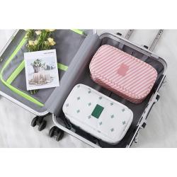 กระเป๋าใส่ชุดชั้นใน กางเกงชั้นใน มีกระเป๋าแยกเก็บ ผลิตจากโพลีเอสเตอร์กันน้ำ มีให้เลือก 9 ลาย