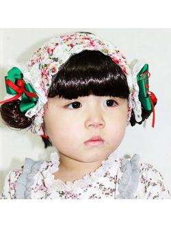 ผ้าคาดผมเด็กเล็ก มีผมปลอมหน้าม้าและปอยผมข้าง ลายดอกเล็กๆ ประดับโบว์