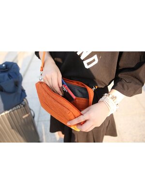 DINIWELL กระเป๋าสะพายข้าง ขนาดกลาง พาดลำตัว กันน้ำ ช่องเยอะ คุณภาพดี สายสะพายเงาสวย มี 5 สีให้เลือก