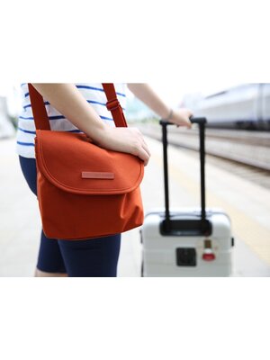 DINIWELL MESSENGER BAG กระเป๋าสะพายอเนกประสงค์ ใส่ได้ทั้งทำงาน ท่องเที่ยว ช่องเยอะ น้ำหนักเบา ผลิตจากไนล่อนคุณภาพสูง กันน้ำ มี 4 สีให้เลือก