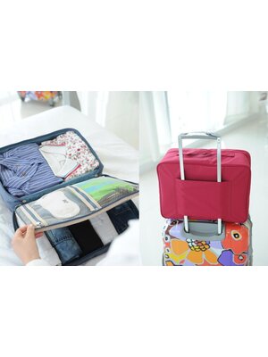 กระเป๋าจัดระเบียบเดินทาง, กระเป๋าจัดระเบียบเสื้อผ้า เสียบที่จับของกระเป๋าเดินทางได้ มีช่องใส่สองชั้นกั้นด้วยช่องตาข่าย ผลิตจากโพลีเอสเตอร์กันน้ำ