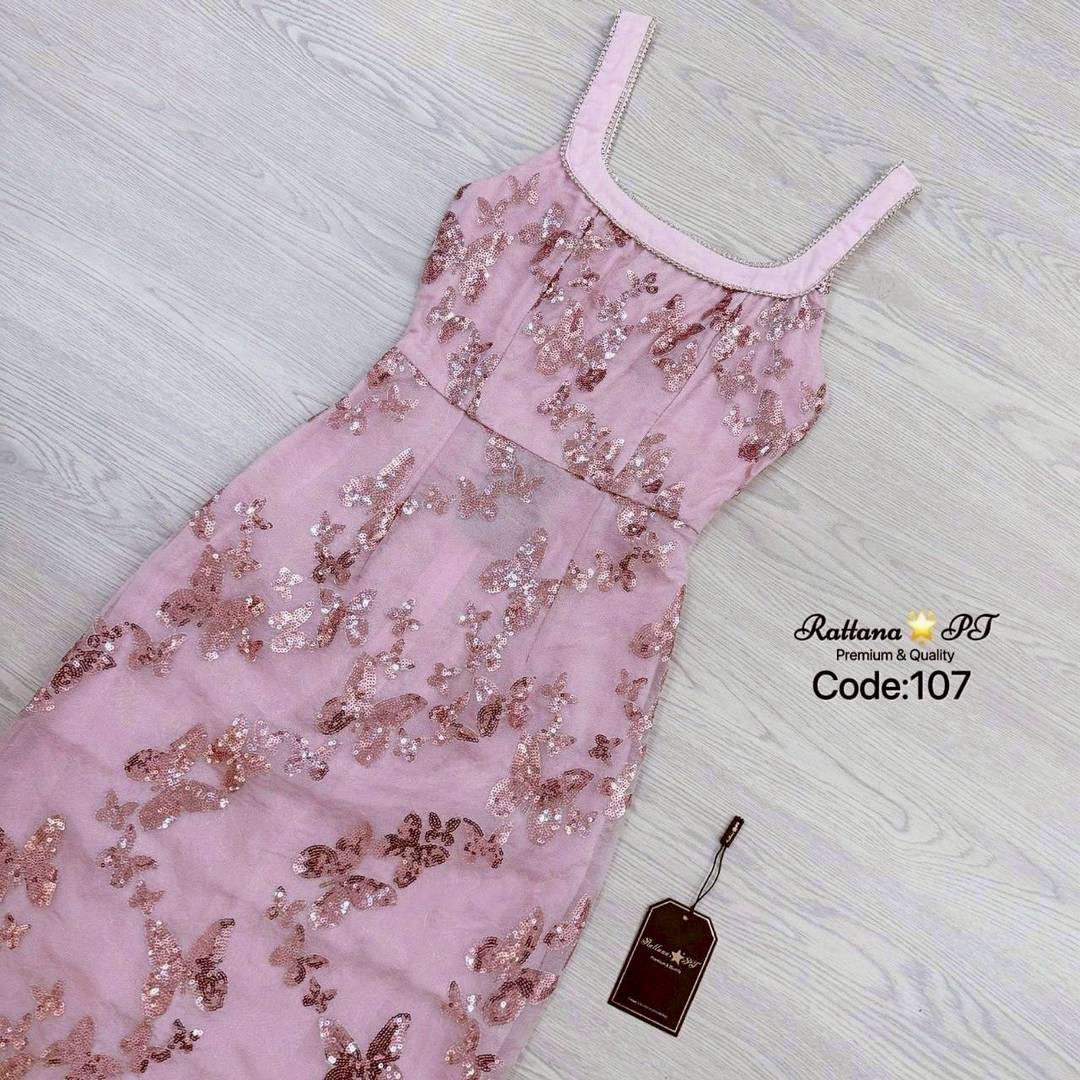 เดรส ทรงสวยมาก สีสวย หน้าอกมีฟองน้ำชุดมีซับใน แต่งเพชรที่ช่วงคอ เนื้อผ้าสวยมาก ด้านหลังมีซิบด้านหลัง ใส่สบาย : สินค้าคุณภาพ (พร้อมส่ง)