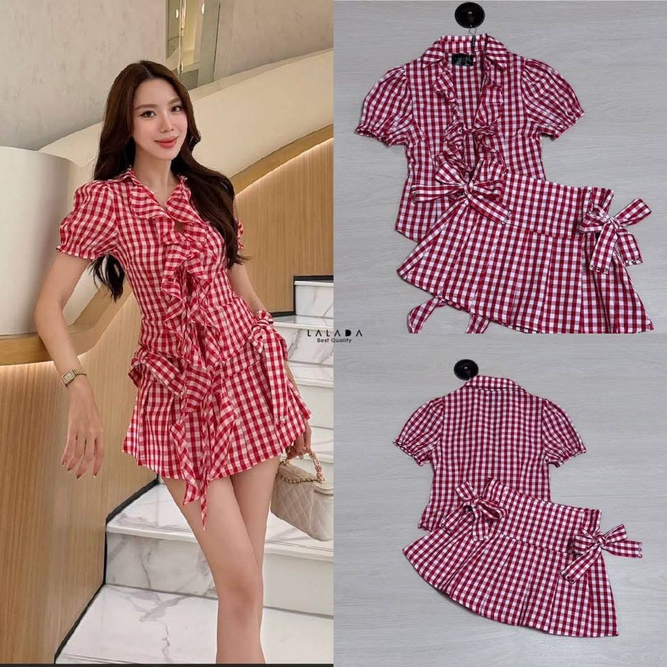 set 2 ชิ้นน่ารักมากๆๆ คิ้วๆ เสื้อลายสก๊อตมีแดง ด้านหน้าเป็นโบว์ผูก แต่งระบาย แมท์กับกระโปรงเนื้อผ้าและลายเดียวกันมีซับในกางเกง เพิ่มความน่ารักด้วยโบส์ด้านข้าง ใส่สบาย : สินค้าคุณภาพ (พร้อมส่ง)