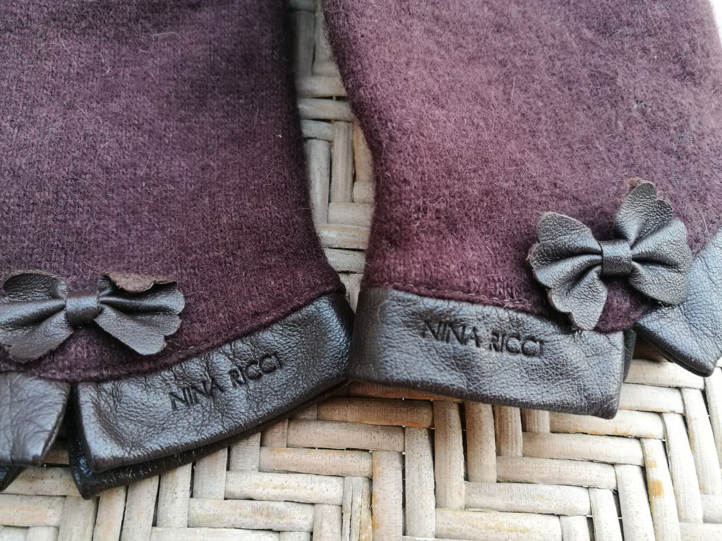 ถุงมือไหมพรมขนสัตว์ NINA RICCI น่ารักมาก