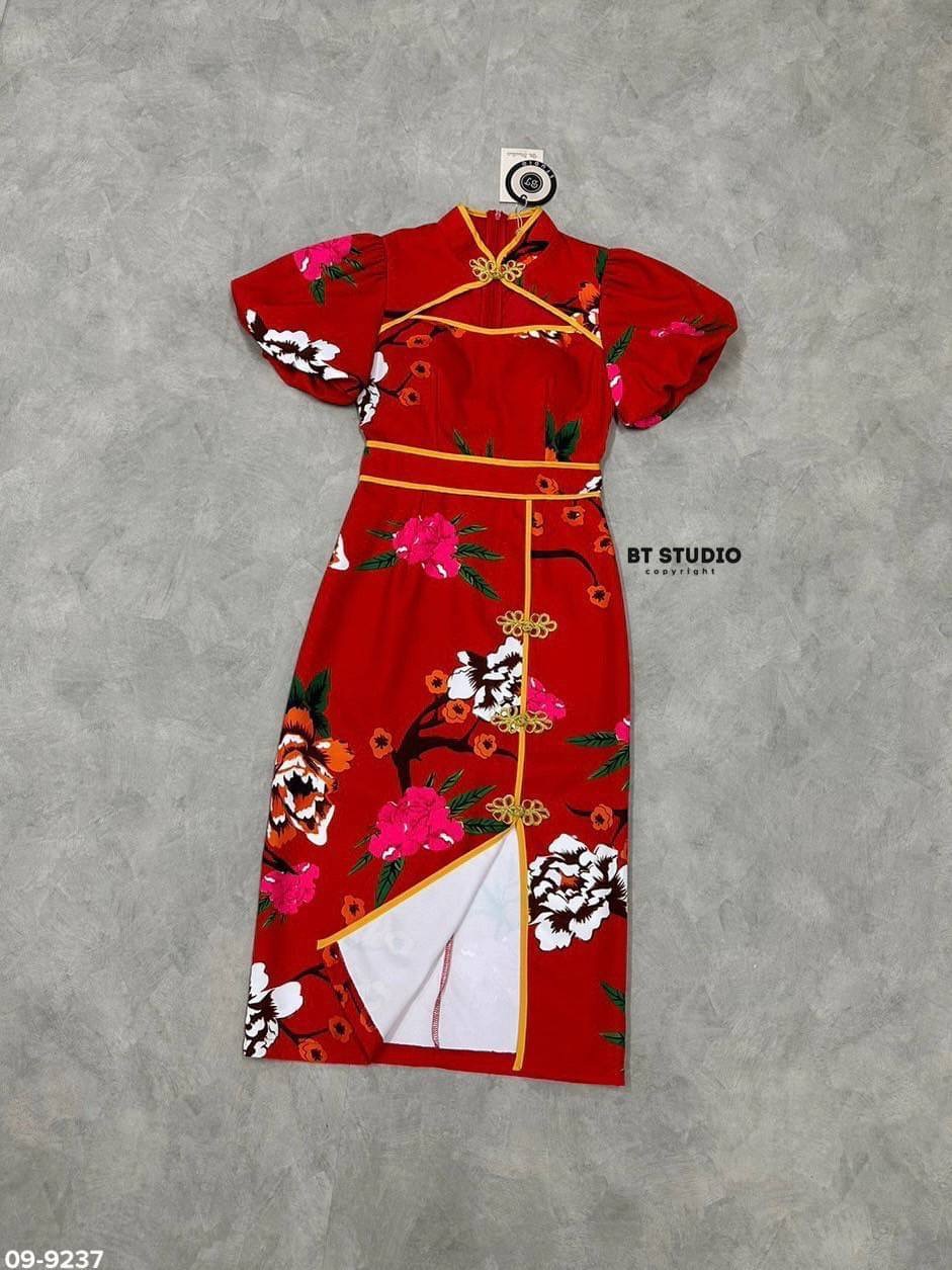 เดรสกี่เพ้าคอจีนเว้าบนเนินอกเล็ก น้อย แต่งแขนสั้นพองๆ นิสแต่งกุ้นขอบและ กระดุมจีนสีทองผ่าหน้า ใส่สบาย สินค้าคุณภาพ (พร้อมส่ง)