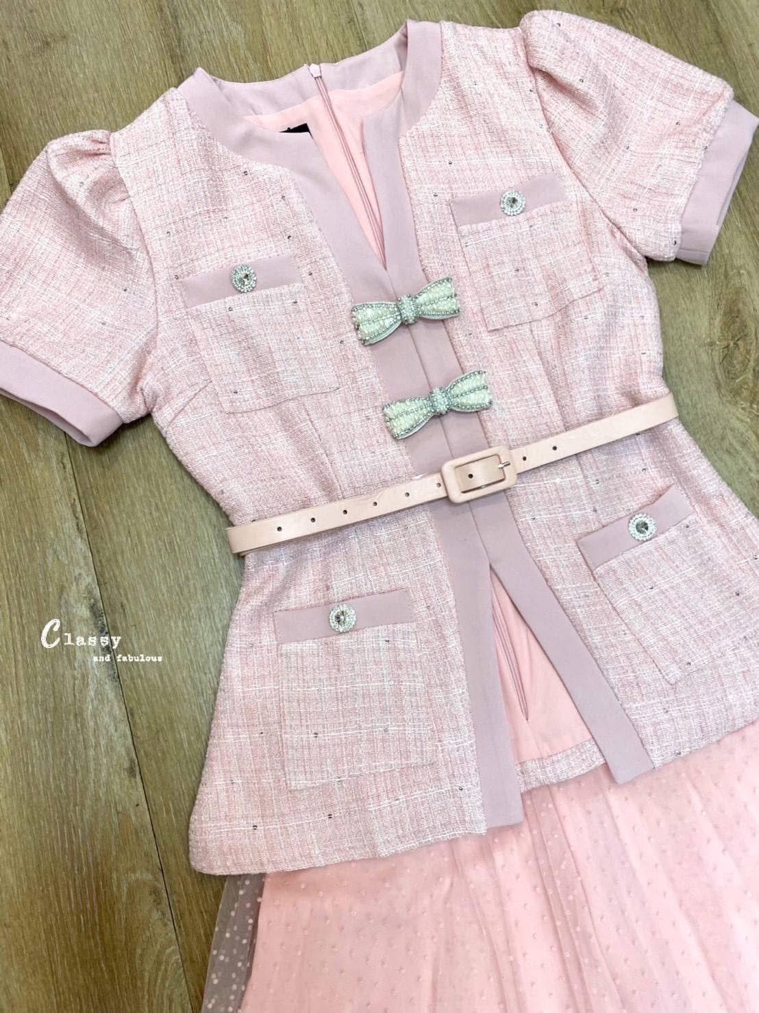 Set เสื้อผ้าทวิต designเก๋ หรูหรา คอวี มีเข็มกลัดมุกรูปโบว์ และเข็มขัดคุ้มค่า luxury สุด ใส่สบาย : สินค้าคุณภาพ (พร้อมส่ง)