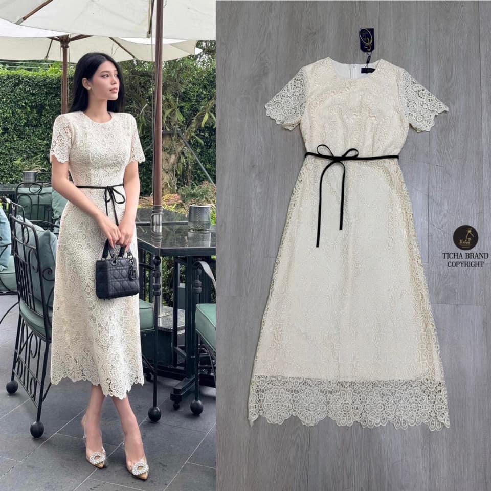 เดรสแขนสั้นลูกไม้ฉลุลายดอกไม้สีครีม ทรงเข้ารูปสวย มาพร้อมสายผูกเอวสีดำเพิ่มมิติให้กับชุด ดีเทลสวย มีซิปหลัง ผ้าลูกไม้ดีมากเย็บซับในอย่างดี แพทเทิร์นเป๊ะทรงสวย ใส่สบาย : สินค้าคุณภาพ (พร้อมส่ง)