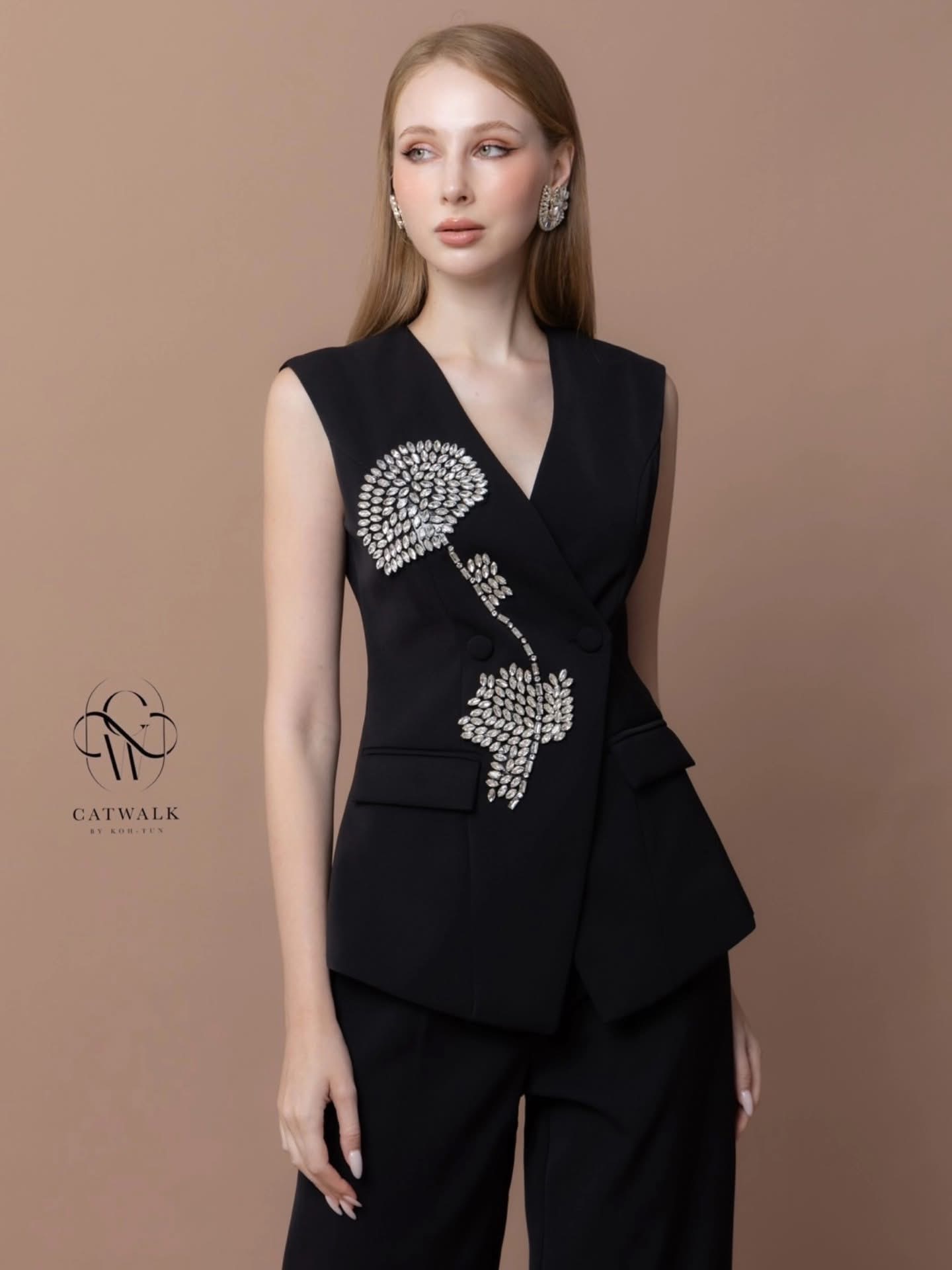 เซตเสื้อแขนกุดปักดอกไม้เพชร+กางเกงทรงสวย เนื้อผ้าเกรดเอ ใส่สบาย : สินค้าคุณภาพ (พร้อมส่ง)