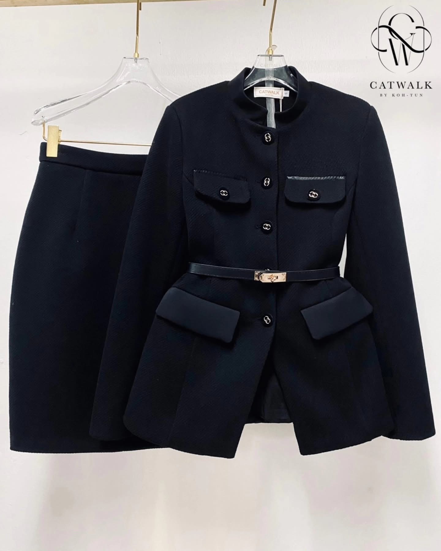 Set tweed Blazer+belt+skirt เนื้อผ้าทวีตทอลายสวย ตัวเสื้อเป็นทรงกึ่งเข้ารูป แต่งกระเป๋าด้านหน้า 4 จุด ตัดขอบกระเป๋าด้วยผ้าเครปกึ่งเงาโทนสีดำ แต่งกระดุมดำแต่งสีทอง+เข็มขัดหนังหัวทอง ใส่สบาย งานคุณภาพ (พร้อมส่ง)