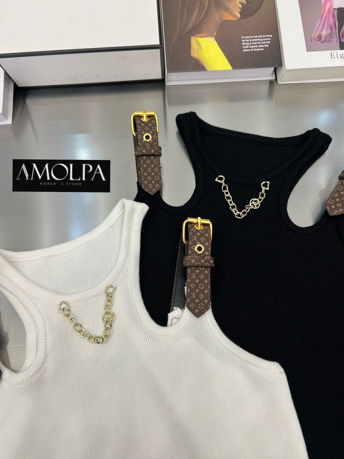 เสื้อกล้าม LV บ่าหนังMONOGRAMS แต่งอะไหล่สร้อยช่วงคอ เนื้อผ้าร่องผ้าอย่างดี ชนช๊อป งานสวย ใส่สบาย : สินค้าคุณภาพ (พร้อมส่ง)