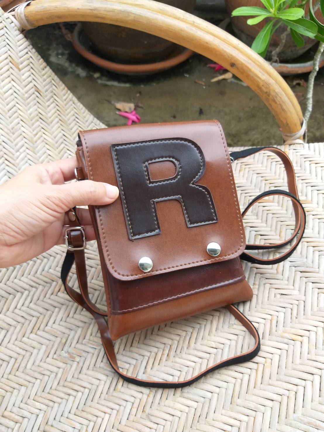 กระเป๋าสะพายหนังใบย่อมๆ น่ารักค่ะ