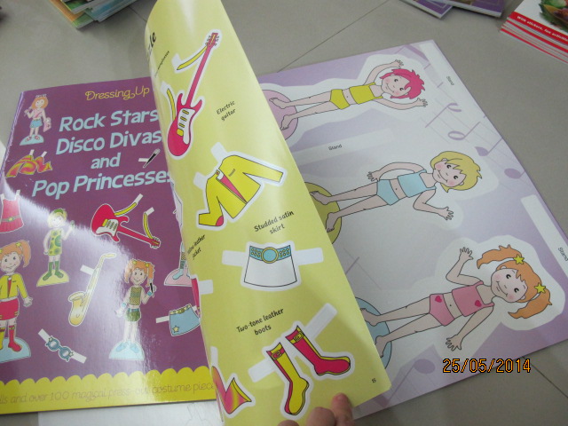 Giant Paper Dolls Dressing up : Rock Stars & Disco Divas & Pop Princesses แต่งตัวตุ๊กตากระดาษ เล่มโต : สาวร๊อค สาวดิสโก้ และเจ้าหญิงป๊อป