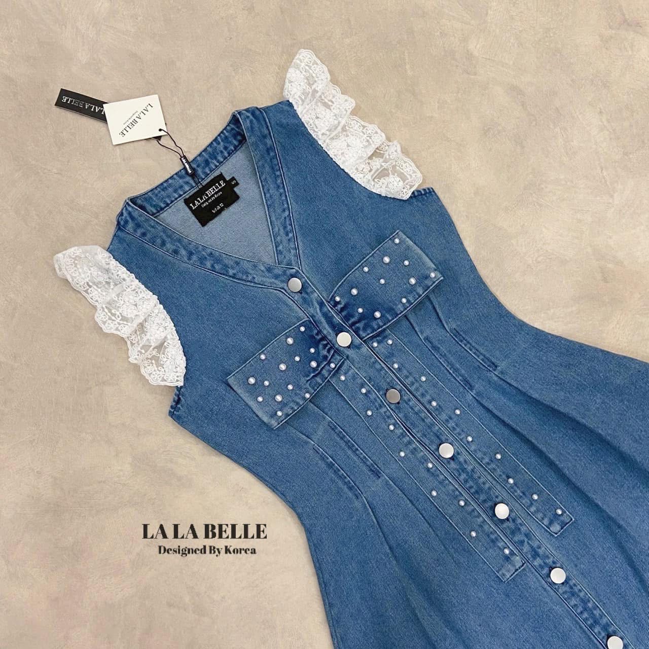 แม็กซี่เดรสยีนส์ฟอกทรงสวยคอวีแขนระบายลูกไม้อกแต่งโบว์ใหญ่ตอกมุขช่วงโบว์เอวเข้ารูปเข้าทรงเก็บเอวให่อย่างดีกระโปรงยาวใช้ผ้าเยอะมากชายกระโปรงแต่งลูกไม้ ใส่สบาย : สินค้าคุณภาพ (พร้อมส่ง)