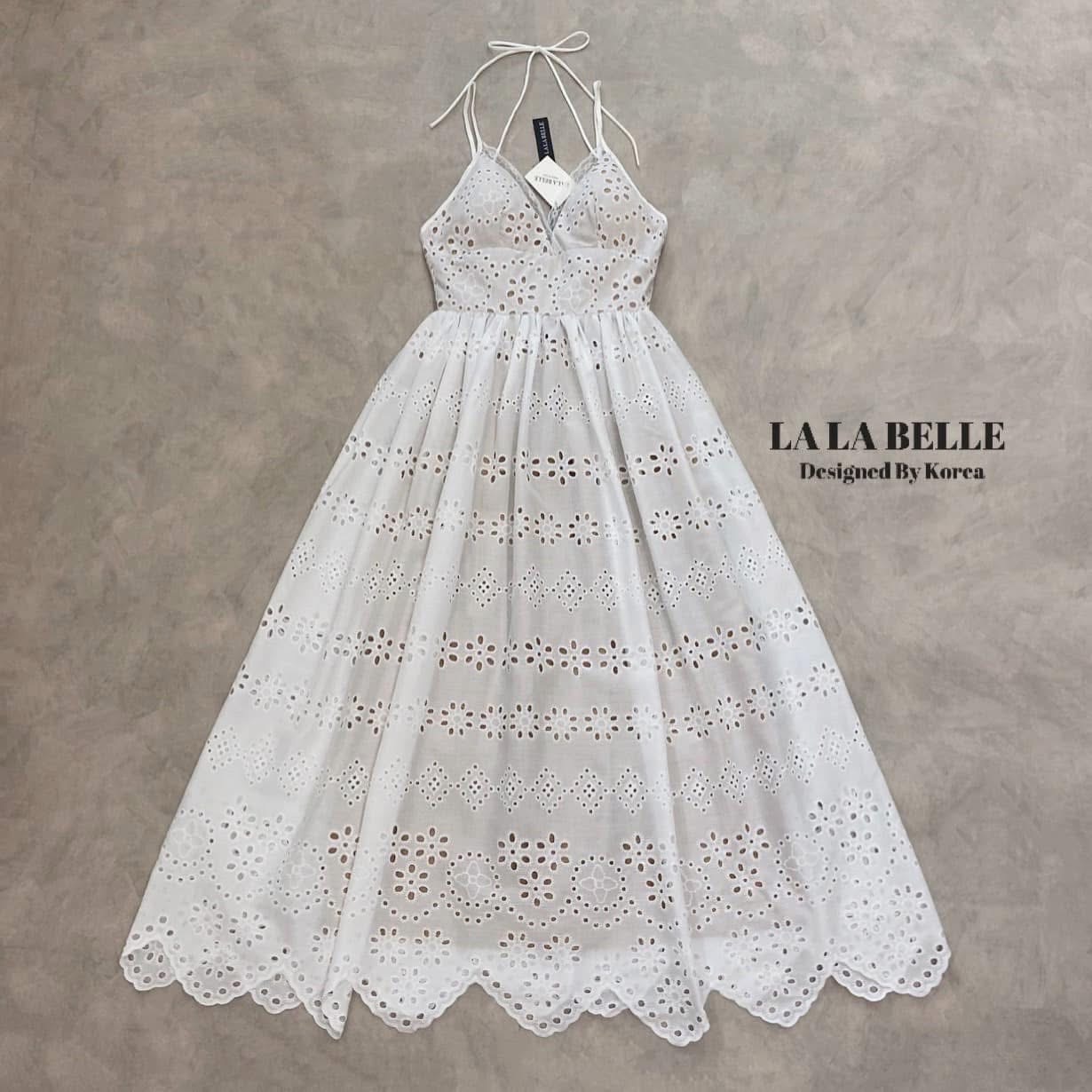 แม็กซี่เดรสผ้าลูกไม้ฉลุทั้งชุดสายเดี่ยวอกหัวใจเสริมฟองน้ำเดินขอบอกด้วยลูกไม้ซีทูมีสายคล้องคอผูกโบว์เอวเข้ารูปกระโปรงยาวมีซับใน ใส่สบาย : สินค้าคุณภาพ (พร้อมส่ง)