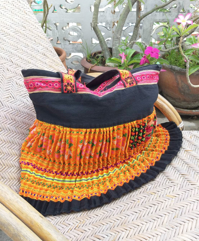 กระเป๋าสะพายผ้าชาวเขาปักมือ