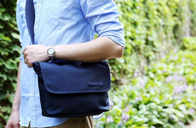 DINIWELL 2 Way MESSENGER BAG เป็นได้ทั้งสะพายข้าง-ไหล่ และสะพายหลัง ขนาดใหญ่ ใส่ได้ทั้งทำงาน ท่องเที่ยว ช่องเยอะ น้ำหนักเบา ผลิตจากไนล่อนคุณภาพสูง กันน้ำ มี 4 สีให้เลือก