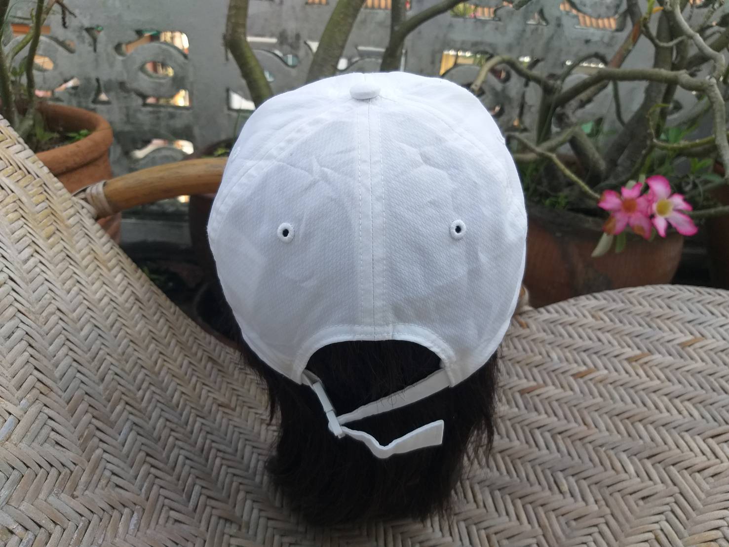 หมวกแก๊ป adidas สีขาว