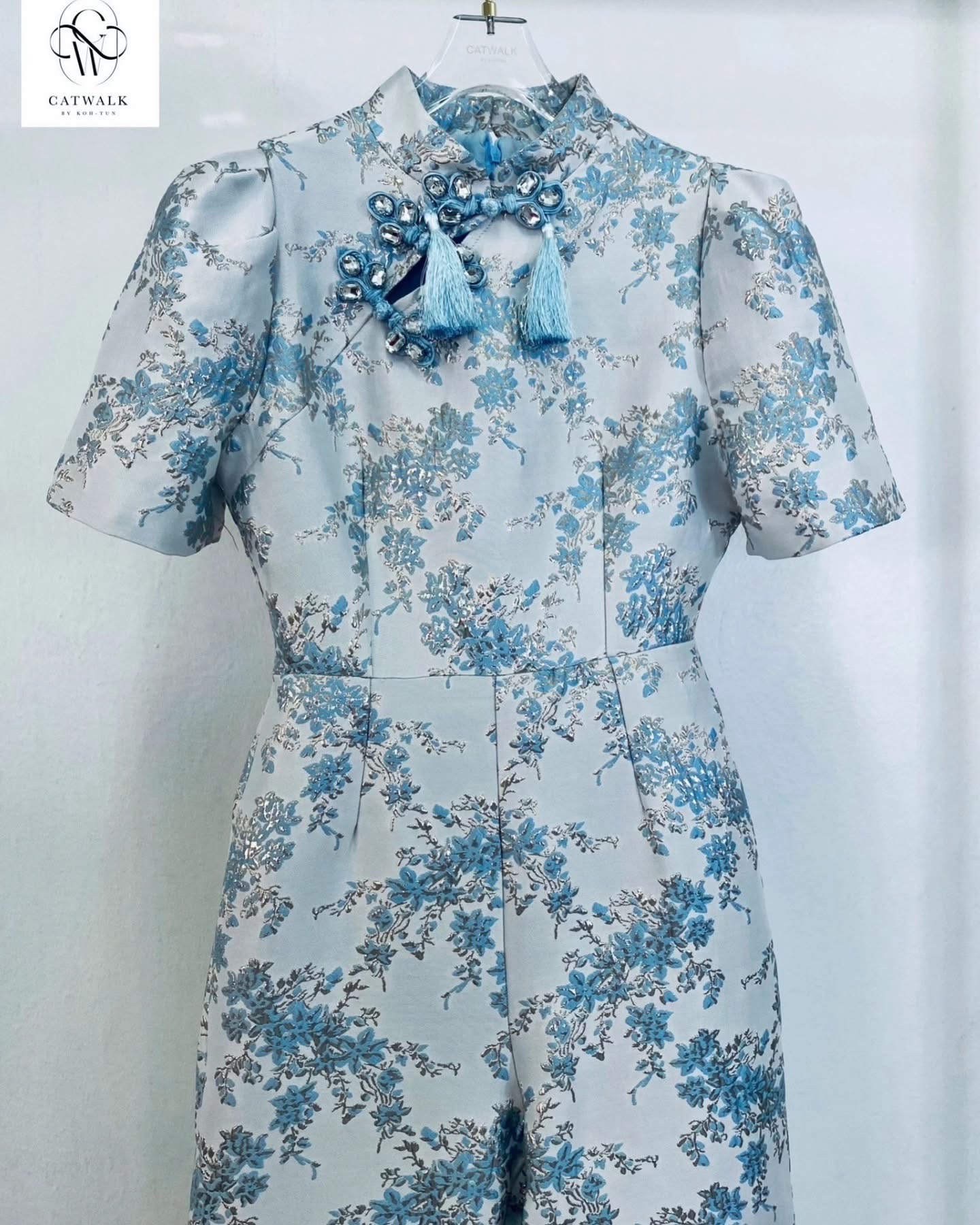 กี่เพ้า จั้มสูทกี่เพ้าน่ารักๆ เนื้อผ้าเกรดเอ ทอลายดอกไม้ในตัว ใส่สบาย : สินค้าคุณภาพ (พร้อมส่ง)