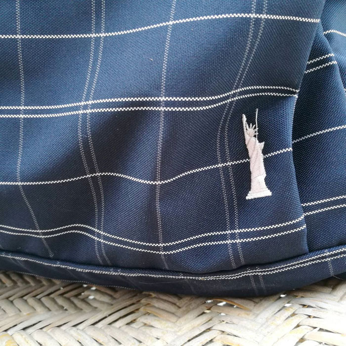 กระเป๋าเสื้อผ้า EASTBOY ขนาดกลางๆ กำลังสวย