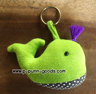 วาฬน้อยพ่นน้ำ พวงกุญแจผ้าฝ้าย