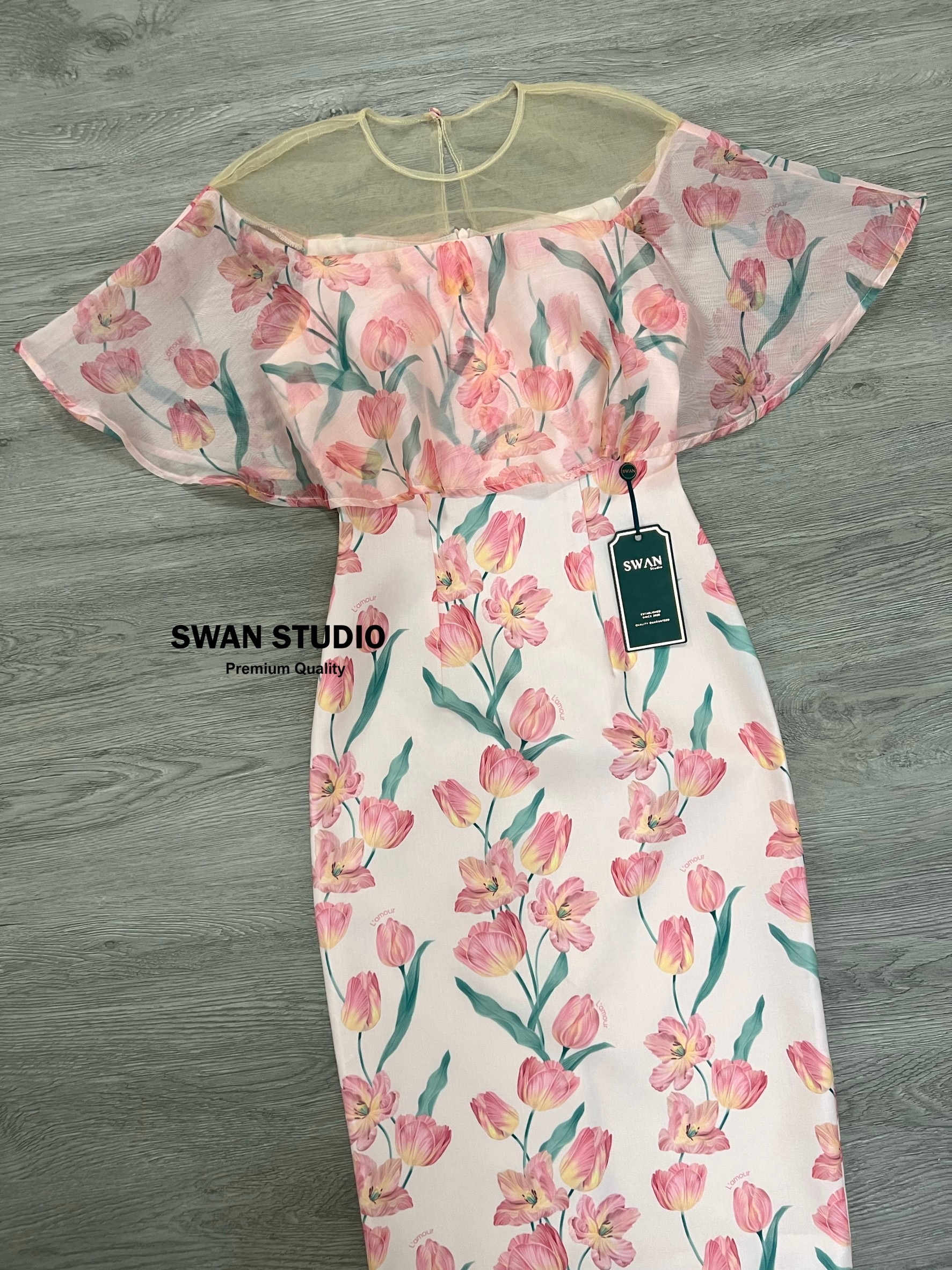 เดรสลายดอกทิวลิปโทนสีชมพู ลายนี้เป็นลายลิขสิทธิ์ของทางร้าน เดรส ลาดไหล่แต่งผ้าซีทรูด้านบน สินค้าคุณภาพ (พร้อมส่ง)