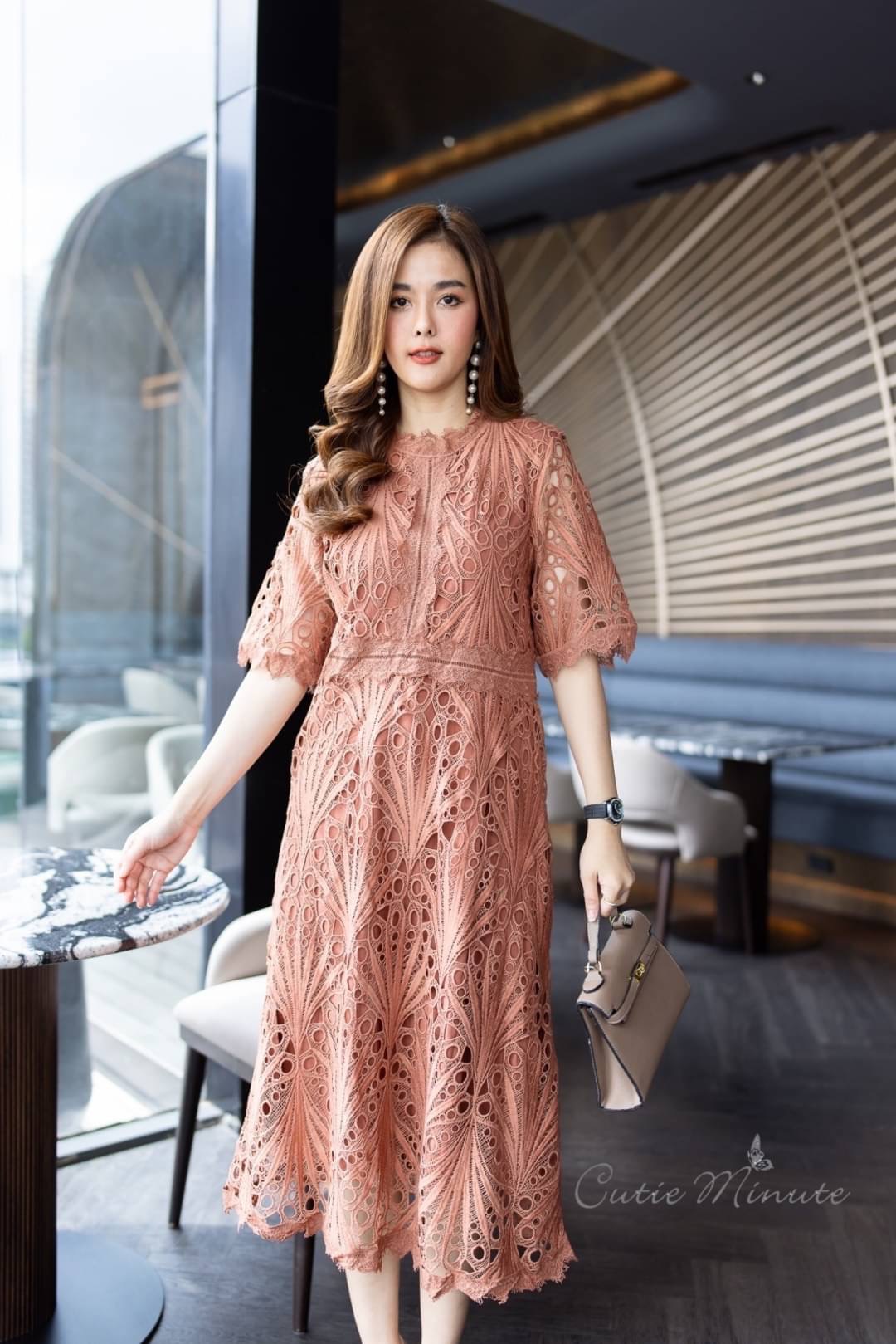 เดรสลูกไม้ ใช้ผ้าลูกไม้ เนื้อบางแต่งกุ้นที่ชุด มีซับใน อย่างดีทั้งตัว ซิปซ่อนด้านหลัง ใส่สบาย สินค้าคุณภาพ (พร้อมส่ง)