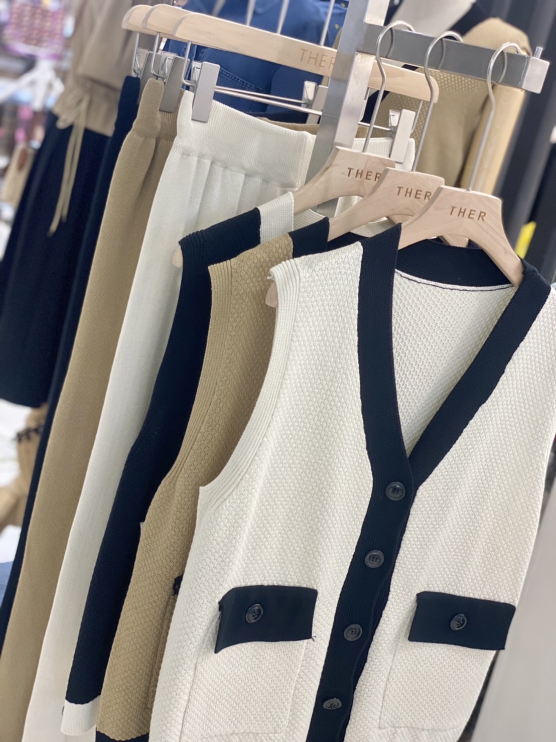 Set 2 ชิ้น เสื้อคอวีแต่งกระดุมหน้า ดีเทลมีกระเป๋าด้านหน้า ใช้งานได้จริง แต่งกุ๊นขอบตัดกับสีชุด มาพร้อมกางเกง ขายาวเอวยืด แมตเข้าชุด : สินค้าคุณภาพ (พร้อมส่ง)