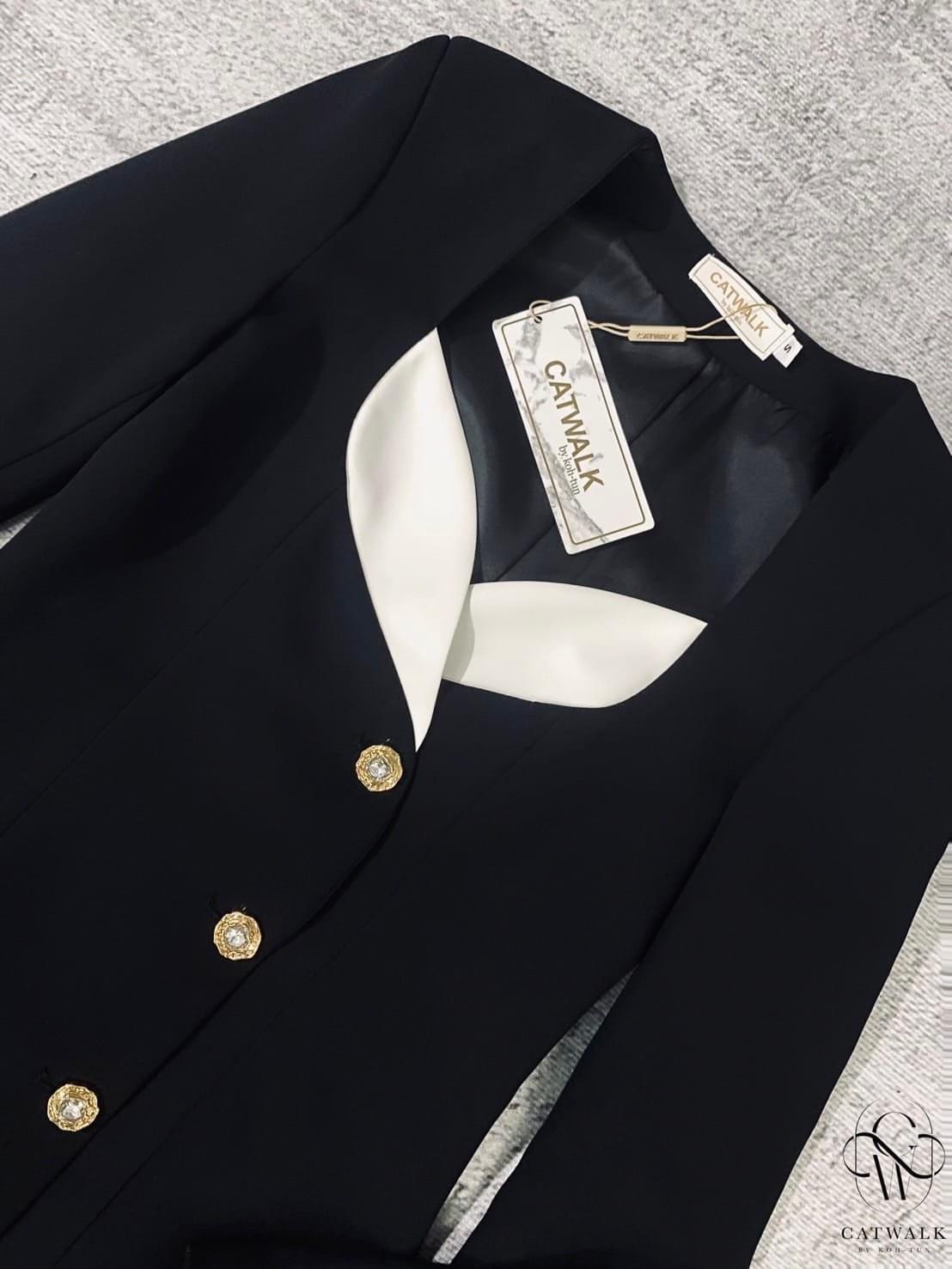 เดรสทูโทนกระดุมเพ็ชร เนื้อผ้าเกรดเอ ผ้าใส่สบายเป็นทรงสวย ตัวชุดเป็น ทรงเข้ารูป แขนยาว ใส่สบาย : สินค้าคุณภาพ (พร้อมส่ง)