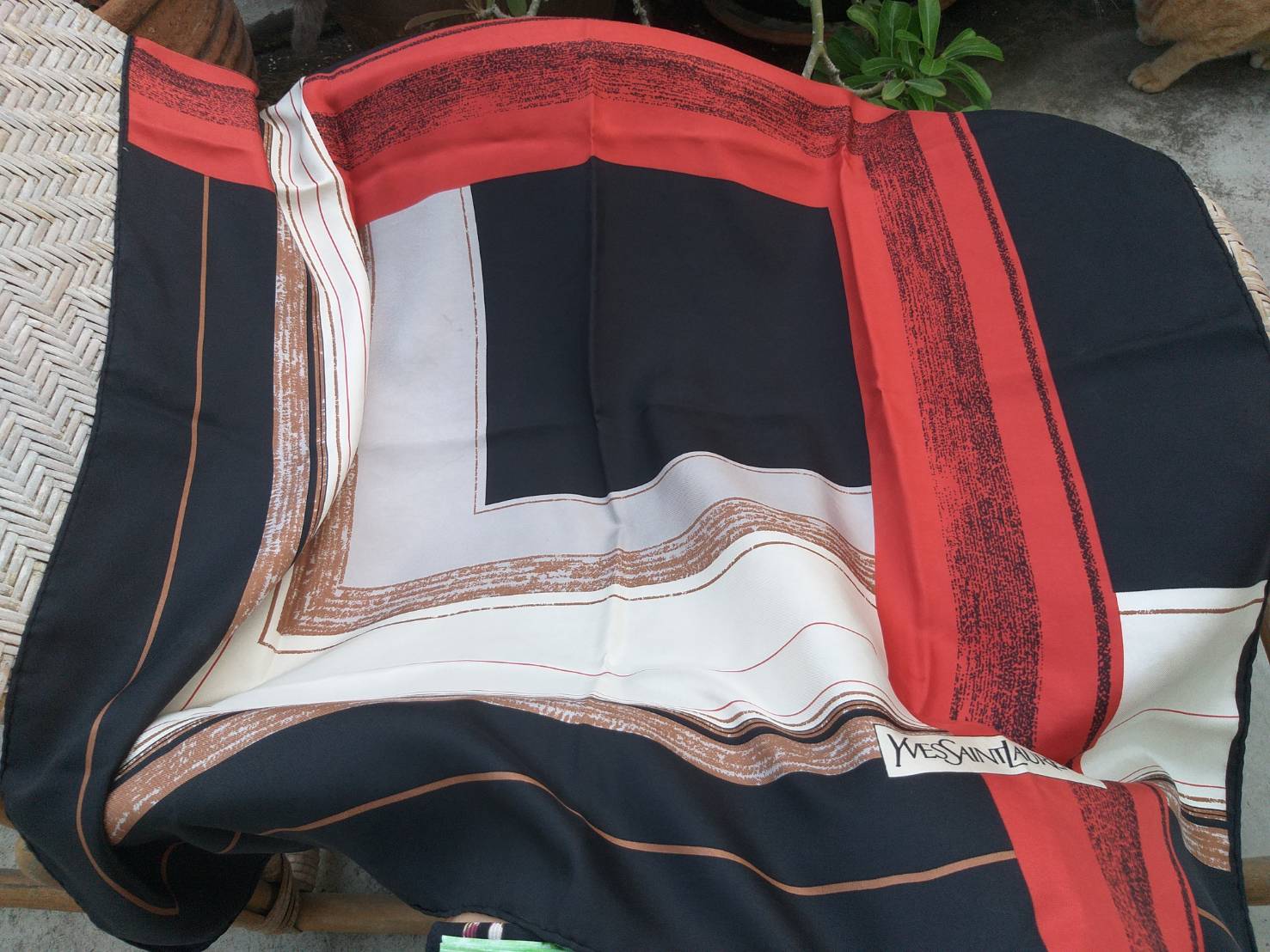 ผ้าพันคอ ผ้า Silk YSL YvesSaintLaurent