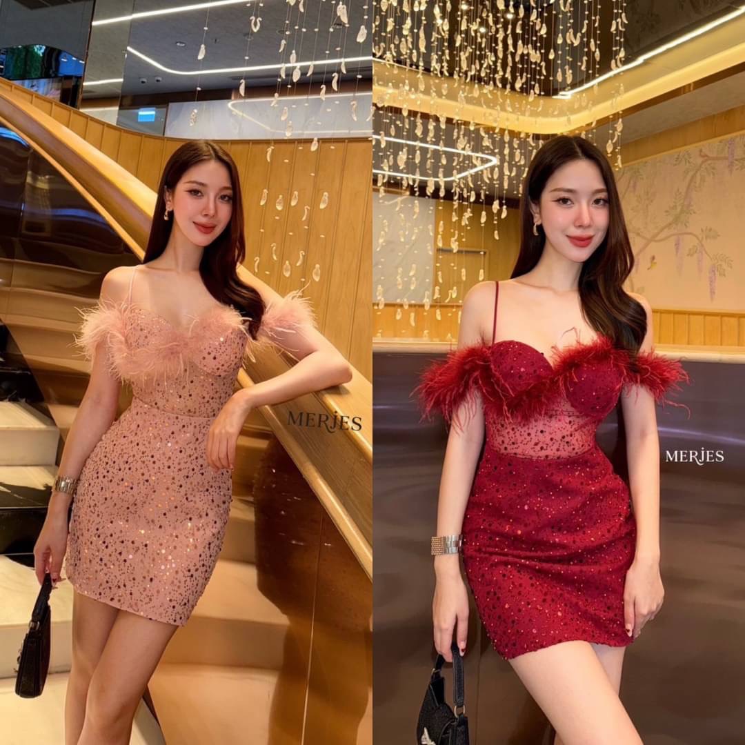 มินิเดรสสายเดี่ยวทรงเกาะอกแต่งขนนกแขนดีเทลปาดไหล่ดีไฮโซแอบเซ็กซี่เก๋ๆช่วงตัวแต่งซีทรูแบบไม่โป๊มากเดรสทรงเข้ารูปงานผ้าแต่งวิ้งในตัวสวยเก๋ผ้าไม่คันนะคะงานมีซับในและซิปหลัง ใส่สบาย : สินค้าคุณภาพ (พร้อมส่ง)