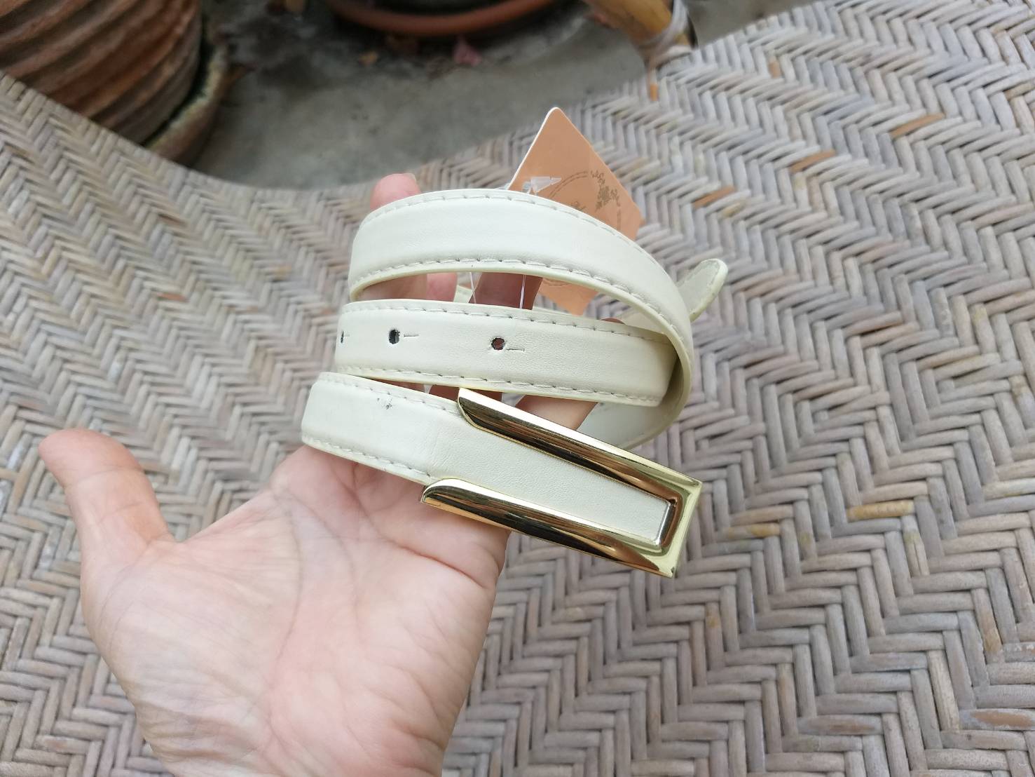 เข็มขัดหนังสีครีม หัวสวยค่ะ (ของใหม่)
