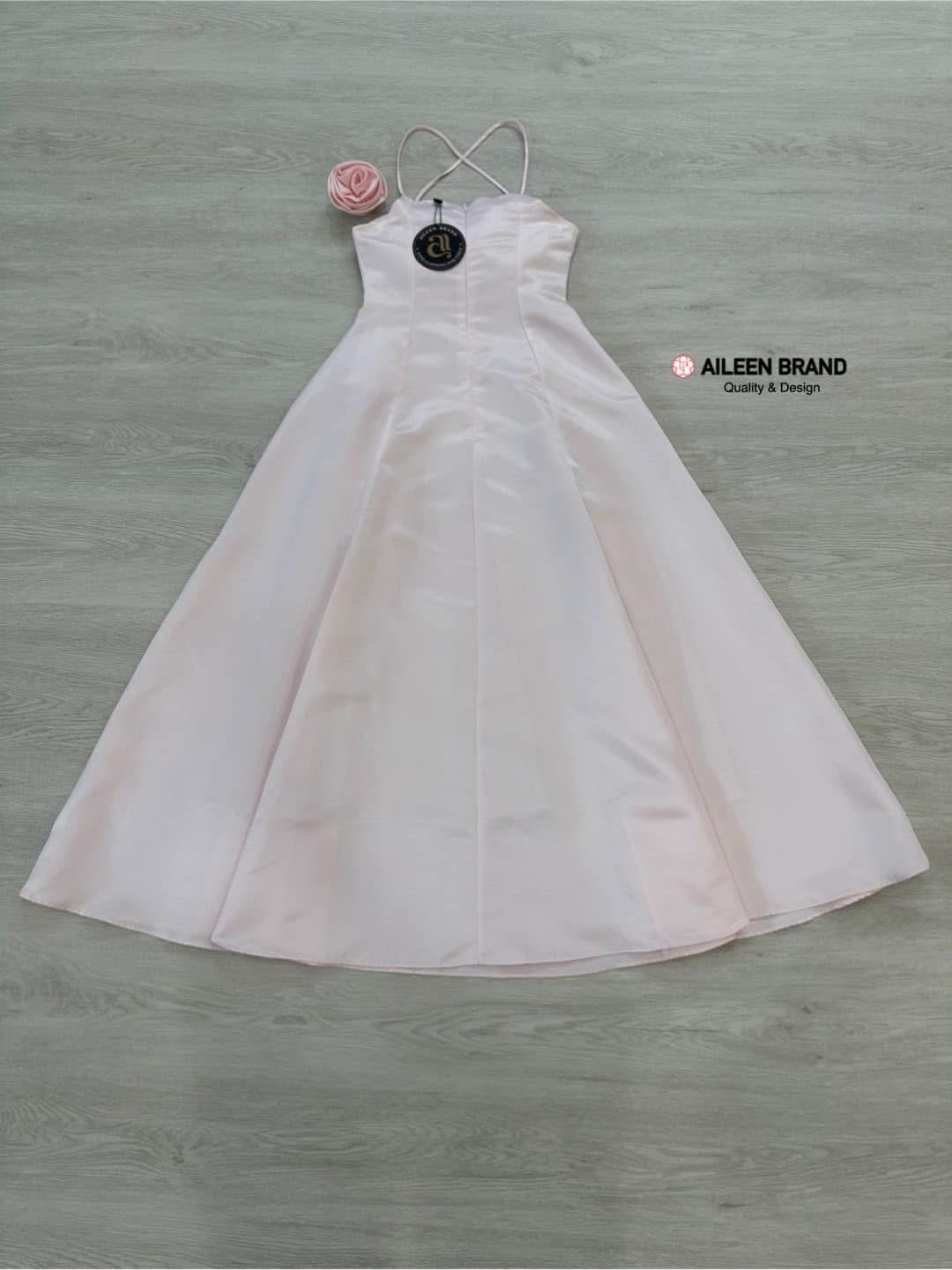 เดรสยาว ดีไซน์แต่งสายเดี่ยวไขว่หน้า มาพร้อมเข้มกลัดดอกไม้ติดตรงกลาง อลังสุดๆ อกเสริมฟองน้ำมาให้อย่างดี ใส่สบาย : สินค้าคุณภาพ (พร้อมส่ง)